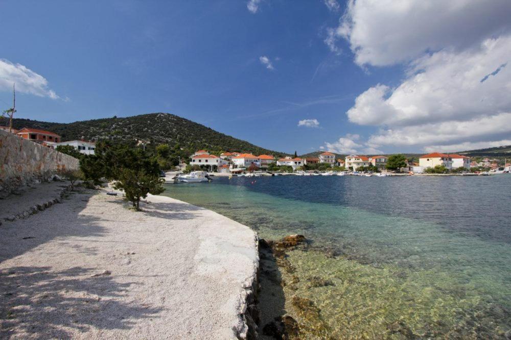 Apartmani Tamaris Vinisce Exterior foto