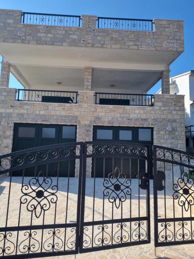 Apartmani Tamaris Vinisce Exterior foto