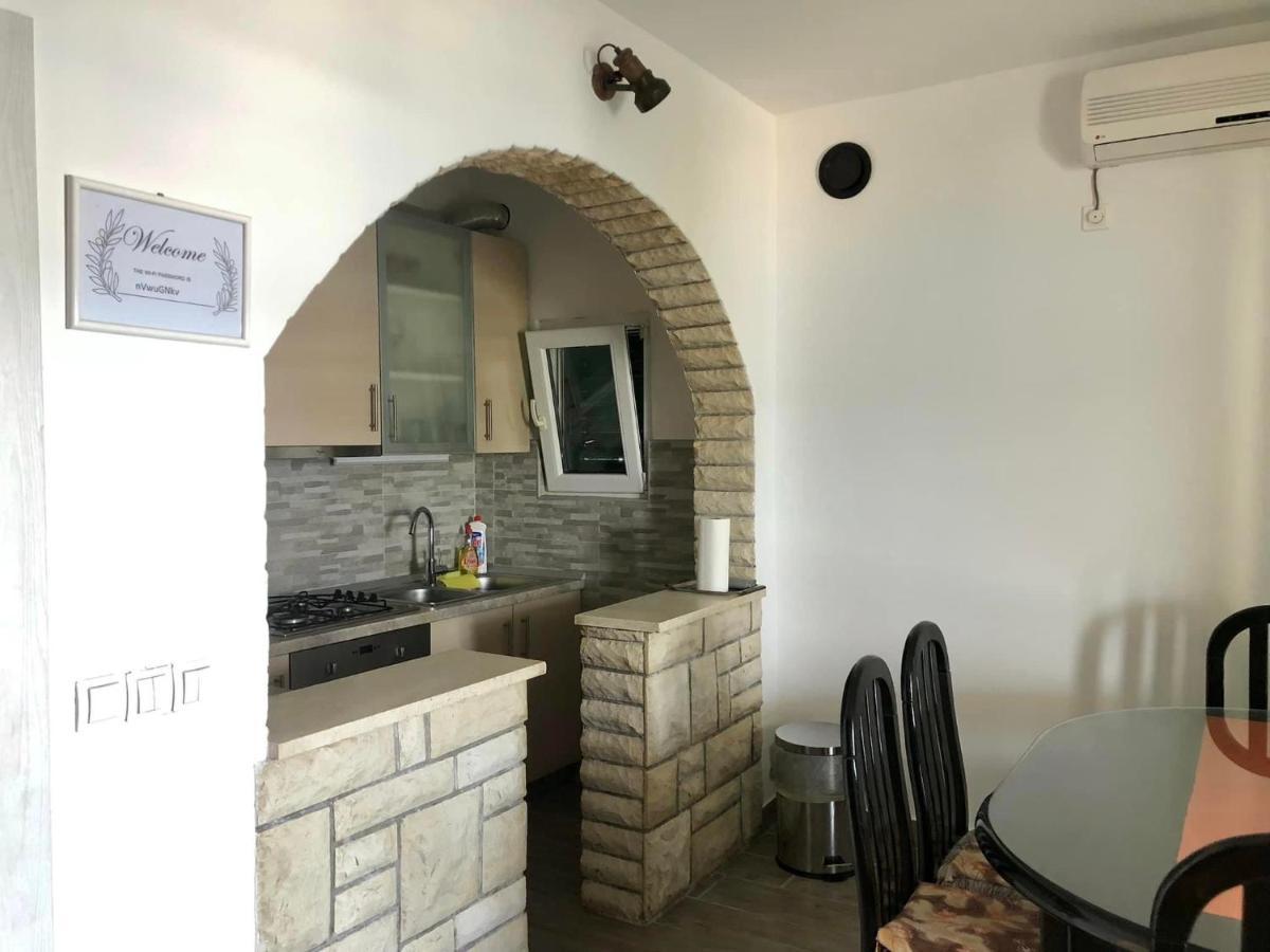 Apartmani Tamaris Vinisce Exterior foto
