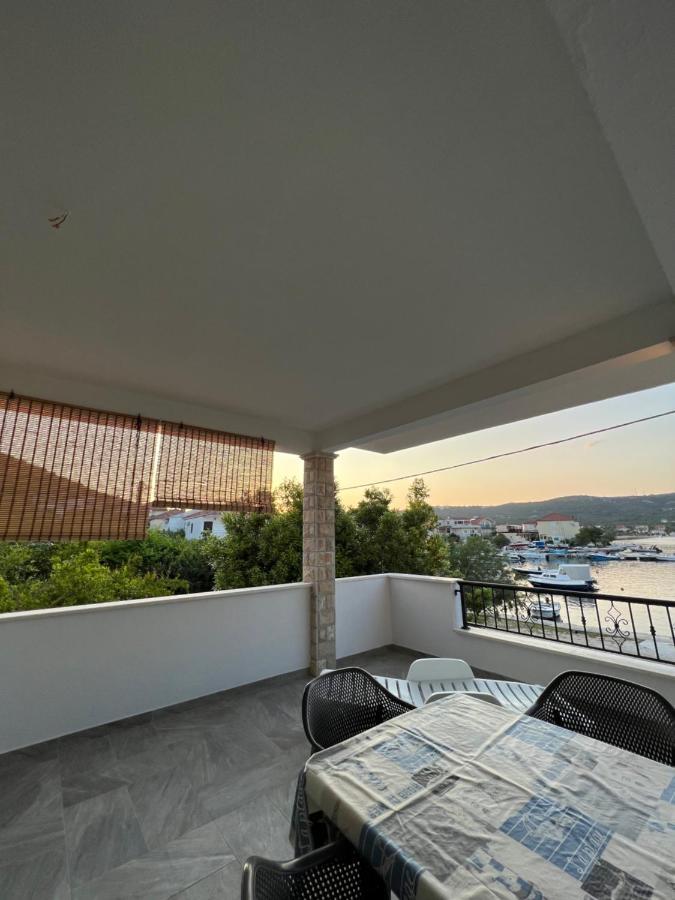 Apartmani Tamaris Vinisce Exterior foto